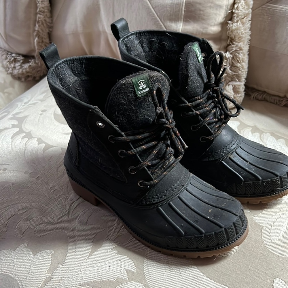I have a pair of kamik boot for sale. It’s black and gray.
